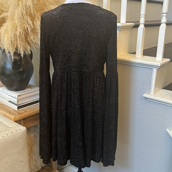 Cupcakes & Cashmere Janna Burnout Velvet Shift w/Split Sleeves Black SZ Small - Picture 7 of 10